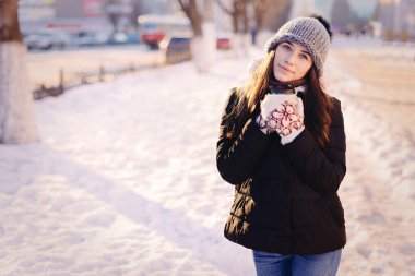 Mutlu genç model güneşli bir günde dışarıda kahve keyfi kış giysileri içinde