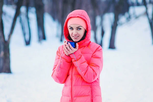 冬の森 .happiness、冬の休日、クリスマス カップの暖かい服の若い女性, — ストック写真