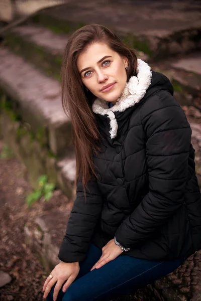 Hermosa chica en un abrigo — Foto de Stock