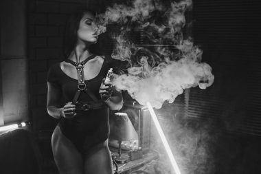 Seksi kadın vaping elektronik nargile. Vape kavramı