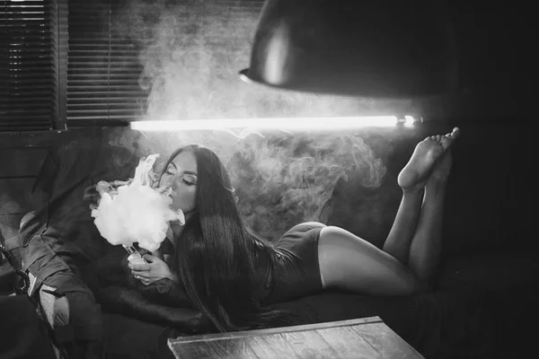 Mulher de beleza, vape, vape — Fotografia de Stock