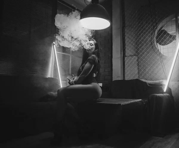 Seksi kadın vaping elektronik nargile. Vape kavramı — Stok fotoğraf