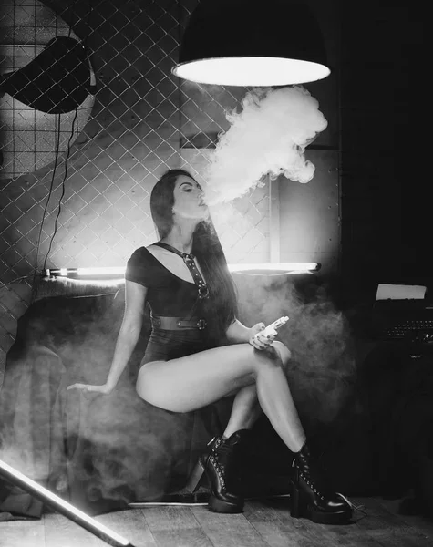 सेक्सी युवा हिप्स्टर धूम्रपान करणार्या (पीव्हींग) मुलीचे बंद-अप पोर्ट्रेट. वाफ संकल्पना. वॅपिंग ई-सिगारेट . — स्टॉक फोटो, इमेज