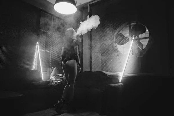 年轻性感的女人是 vaping。一团水汽。Vape 理念 — 图库照片