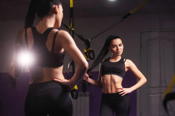 Deporte, fitness, concepto de estilo de vida. Hermosa mujer en el gimnasio está mirando al espejo . —  Fotos de Stock