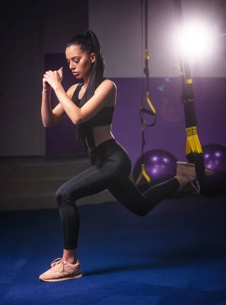 Sportliche Frau beim Trampolinturnen im Fitnessstudio — Stockfoto