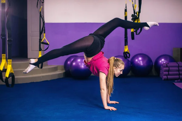 Hermosa mujer flexible haciendo ejercicio en el gimnasio . —  Fotos de Stock