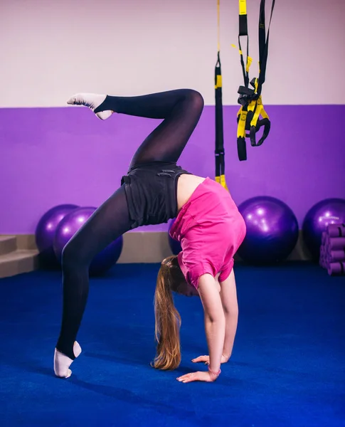 Vackra flexibel kvinna träning i gym. — Stockfoto