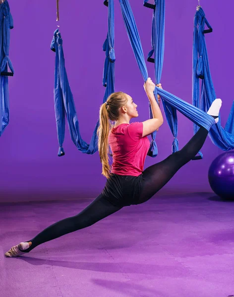 Frumoasa femeie flexibilă care exercită în clubul de fitness . — Fotografie, imagine de stoc