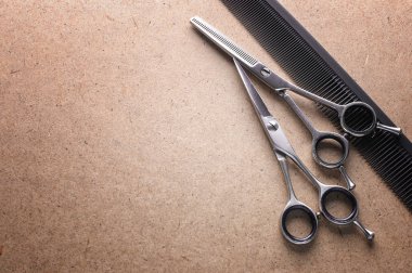 Ahşap arka plan metin için yer ile Vintage Kuaför ekipmanları