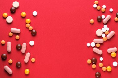 kırmızı zemin üzerine hap.