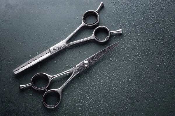 Стильні професійні ножиці для перукарів з краплями води — стокове фото
