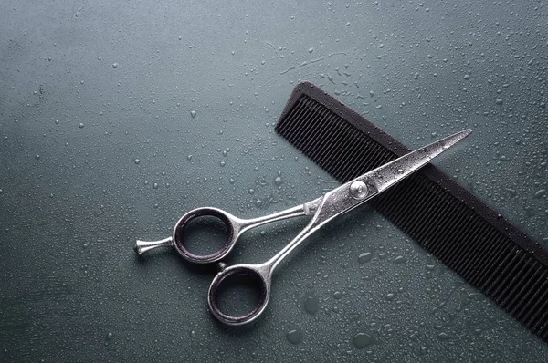 Tijeras de peluquería profesional con estilo con gotas de agua — Foto de Stock