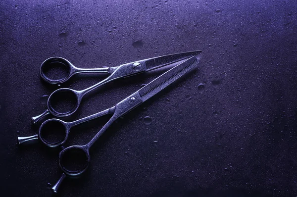 Парикмахерские ножницы на черном фоне — стоковое фото