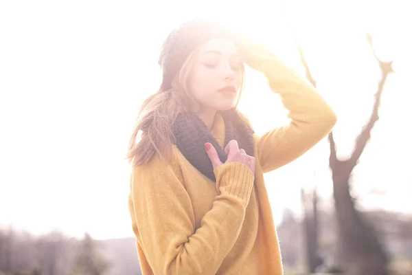 Retrato de una hermosa mujer joven caminando al aire libre en otoño —  Fotos de Stock