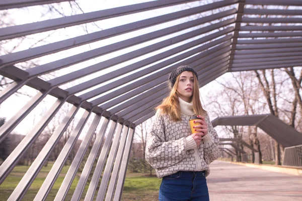 Mujer con estilo en la calle bebiendo café de la mañana — Foto de Stock