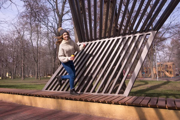 Chica alegre en el parque correr con café de la mañana en la luz del sol — Foto de Stock