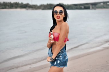 Vaping. Genç güzel kadın (vaping) e-sigara duman açık havada ile. Buharı kavramı.