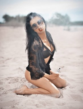 Vaping. Genç güzel kadın (vaping) e-sigara duman açık havada ile. Buharı kavramı.