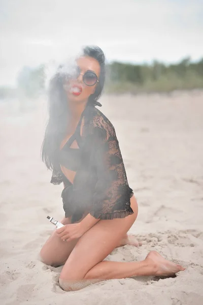 아름 다운 젊은 여자 vaping e-담배 연기 야외. 증기 개념. — 스톡 사진