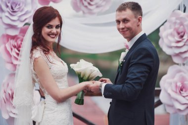 tutan eller, mutlu damat ve gelin düğün çifti