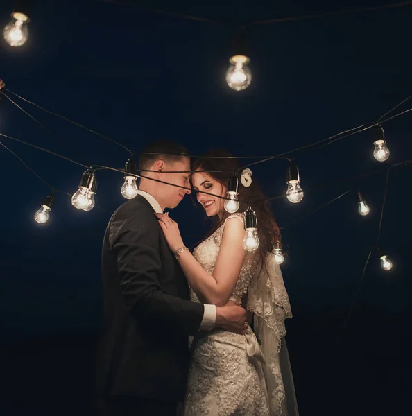Casamento casal na floresta mágica noite decorada luz guirlandas — Fotografia de Stock