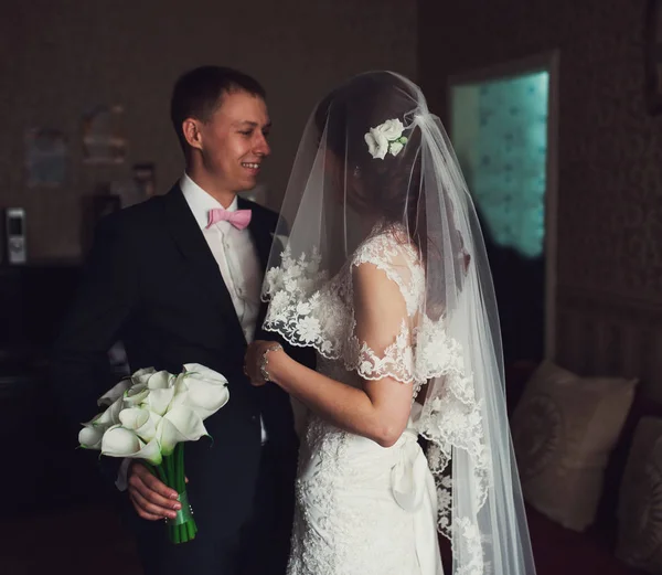 Braut und Bräutigam treffen, Braut wartet auf den Bräutigam — Stockfoto