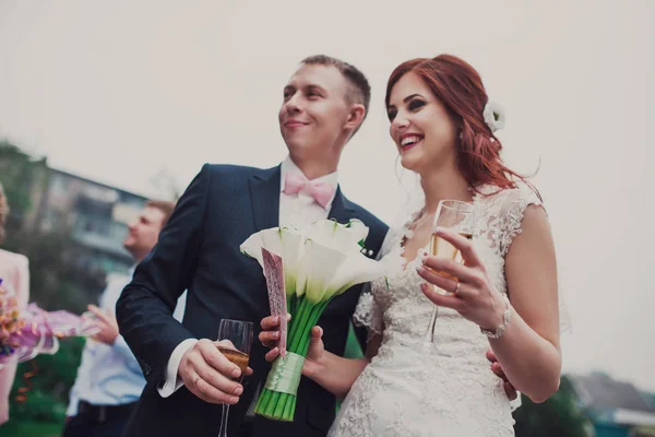 Κομψό και πανέμορφο γαμήλιο ζεύγος με ποτήρια σαμπάνιας. — Φωτογραφία Αρχείου