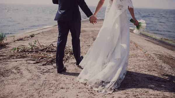 Ślub, spacery nad morzem — Zdjęcie stockowe