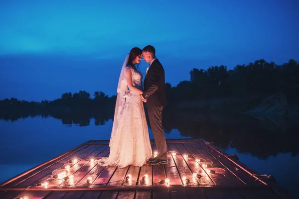 Csodálatos esküvő házaspár folyó közelében, éjjel — Stock Fotó