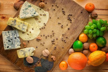 Peynirler boş alan arka plan ile farklı türleri. Üstten Görünüm