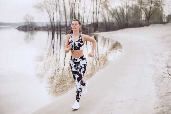 Joven hermosa mujer sexy haciendo deportes en la playa, amanecer, ejercicios de la mañana, estilo de vida saludable, trotar — Foto de Stock