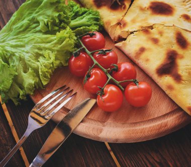 Calzone marul ve domates ile