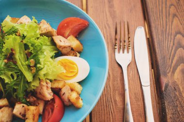 Dana salatası marul, elma, armut ve koyu ahşap arka plan, kopya alanı üzerinde mavi plaka üzerinde. Restoran gıda, yakın. Et salatası