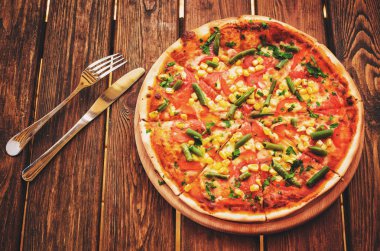 Pizza Mısır, peynir ve domates sos ile