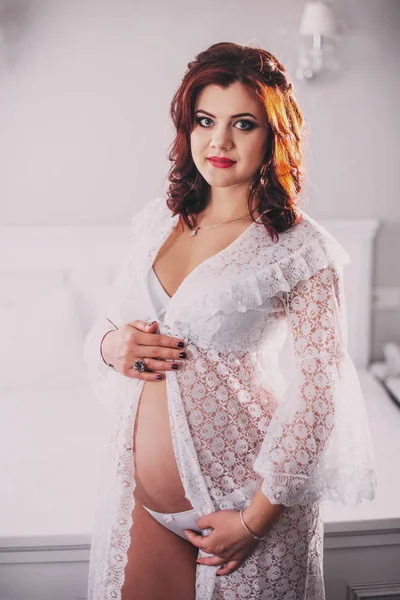 Femme enceinte en lingerie blanche à la maison. Concept de grossesse. Attente bébé — Photo