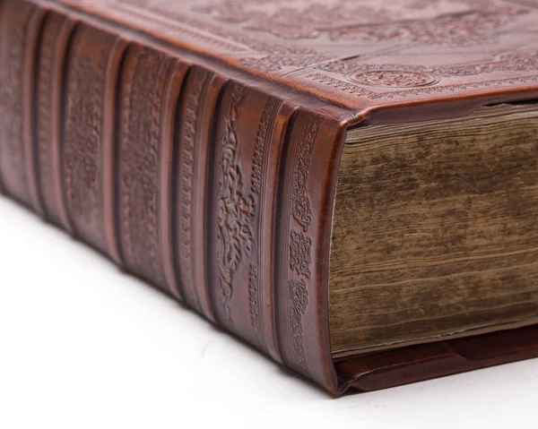 Sehr altes Bibelbuch isoliert auf weiß — Stockfoto