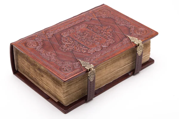 Velmi stará bible kniha izolované na bílém — Stock fotografie