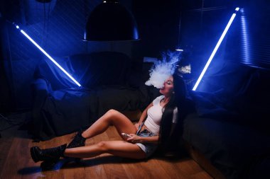 Elektronik sigara içen seksi esmer kadın.
