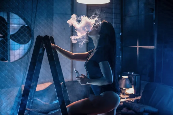 Genç Seksi Kadın Buhar Yapıyor Bir Buhar Bulutu Vape — Stok fotoğraf