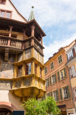 Güzel Cumba wood adlı Fransız Colmar şehir Alsace'deki / daki eski bir yarı ahşap evde yapılmış süslü.