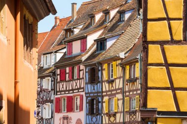 Eski yarı ahşap evleri ve güzel eski Fransız kasaba, Colmar Alsace'deki / daki renkli pancurlar bir evin ön görünümü.
