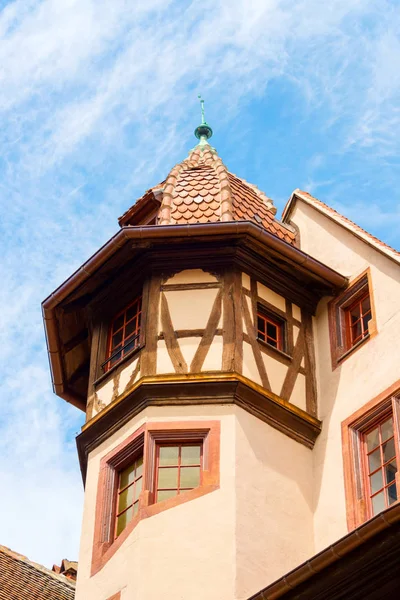 Pequena torre de uma antiga casa de meia-madeira na cidade francesa de Colmar, na Alsácia . — Fotografia de Stock