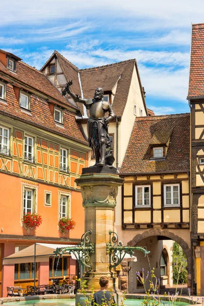Pignon se bronzová socha Bartholdi náměstí bývalého celního úřadu ve staré francouzského města Colmar, v Alsasku. — Stock fotografie