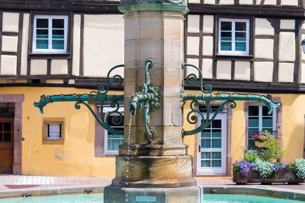Schwendi çeşme Bartholdi bronz heykeli eski Fransız kasaba Colmar Alsace'deki / daki eski gümrük ofisi meydanında ile. — Stok fotoğraf