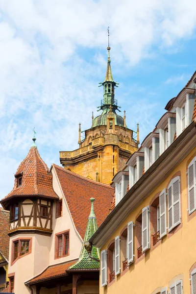 Pohled na dům vpředu se starými hrázděnými domy a barevné okenice v krásného starého francouzského města Colmar v Alsasku. — Stock fotografie