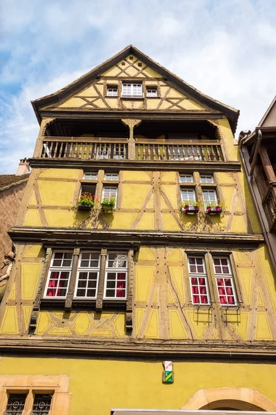 Vecchia casa a graticcio con balcone e ringhiera in legno nella bellissima città francese di Colmar in Alsazia . — Foto Stock