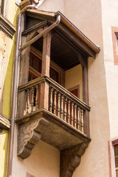 Petit balcon en bois sur une ancienne maison à colombages dans la ville française de Colmar en Alsace . — Photo