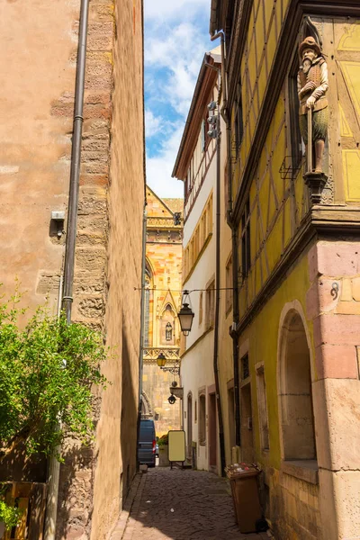 Visa i en liten smal gränd i den gamla och vackra franska staden Colmar i regionen Alsace. — Stockfoto