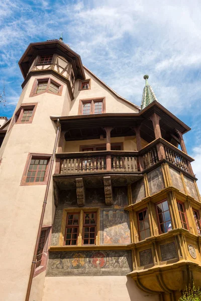 Παλιό σπίτι και ένα κτήριο με μεγάλο πύργο Κολμάρ την όμορφη μεσαιωνική πόλη του στη Γαλλία. — Φωτογραφία Αρχείου